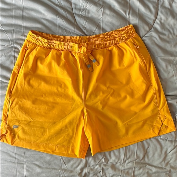 Fabletics 5" one shorts - Picture 2 of 4